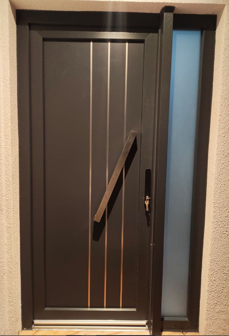 Porta de entrada antracite com decoração vertical e vidro lateral