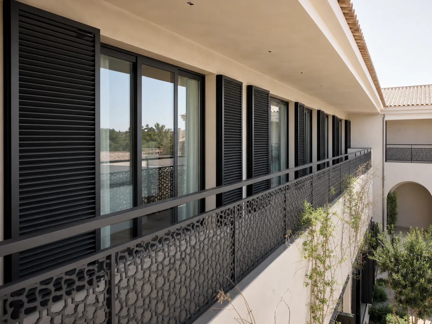 Terraço hoteleiro com sistemas de janelas de alumínio